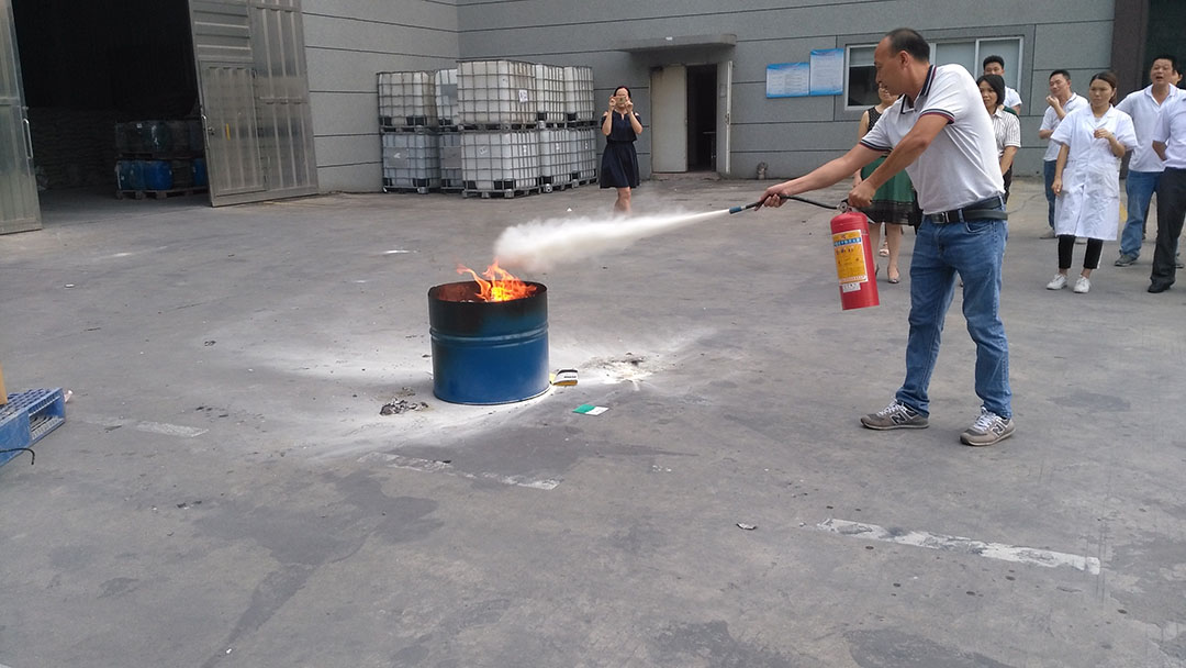 外墙仿石漆员工使用灭火器