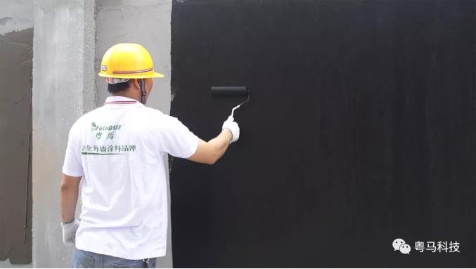 外墙仿石涂料施工之滚涂底漆-粤马