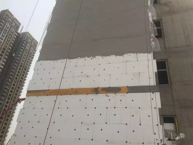 春季多雨时节施工真石漆,注意延长砂浆基面干燥时间
