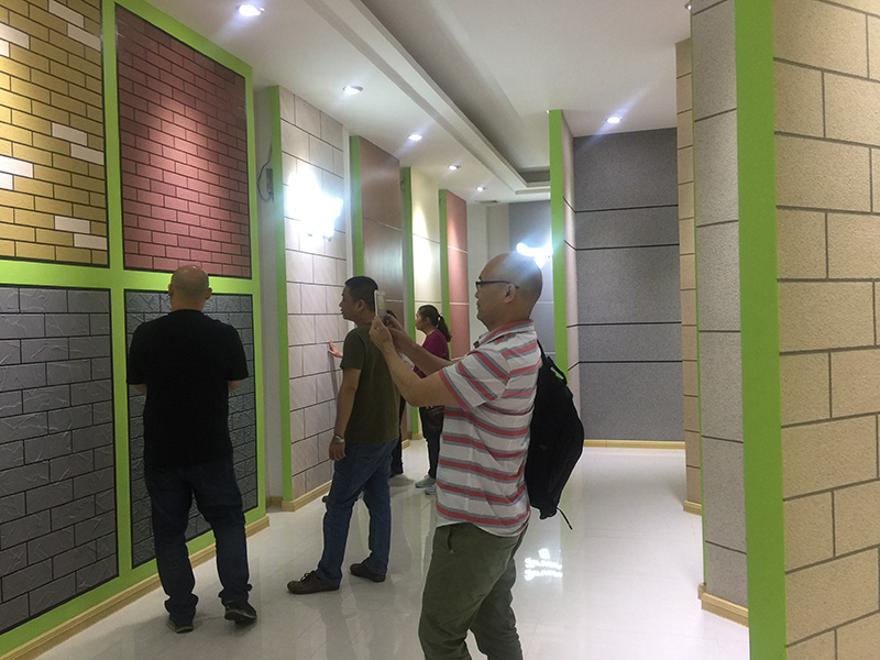 粤马客户参观建筑涂料展示馆1