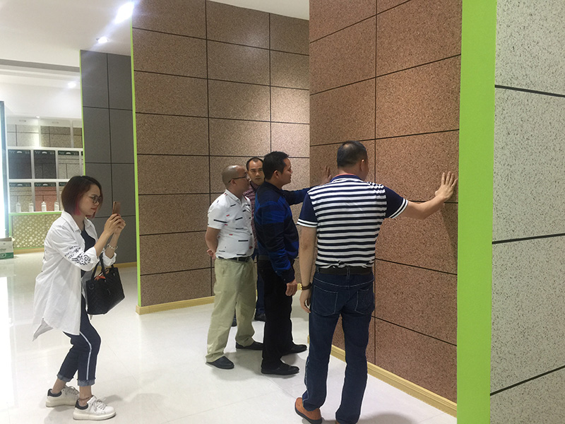 粤马客户参观建筑涂料展示馆2