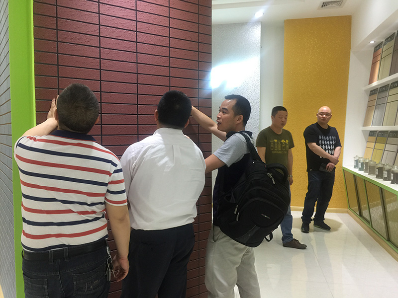 粤马客户参观涂料展示馆3