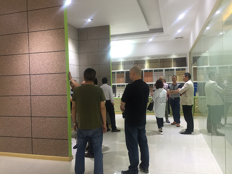粤马客户参观涂料展示馆4