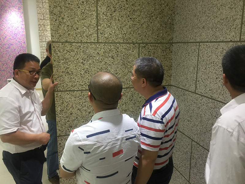 粤马客户参观涂料展示馆5